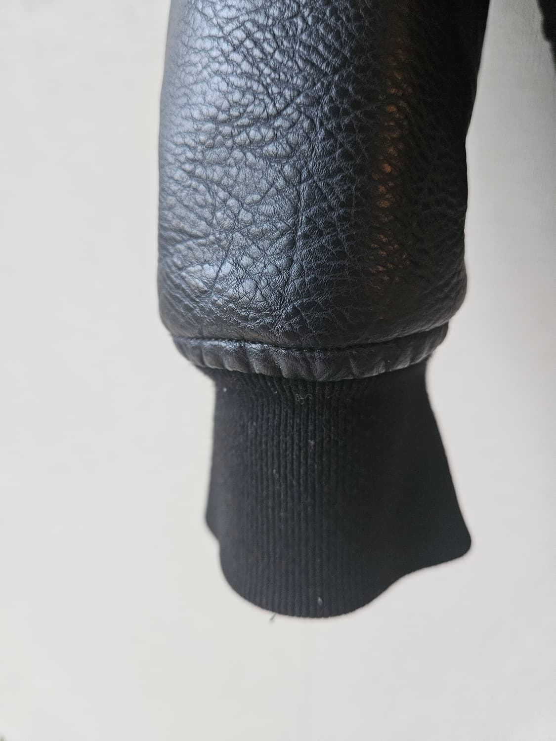 엠포리오 아르마니 블랙 가죽 배색 자켓입니다
- 사이즈는 M 입니다
-  상품이미지4