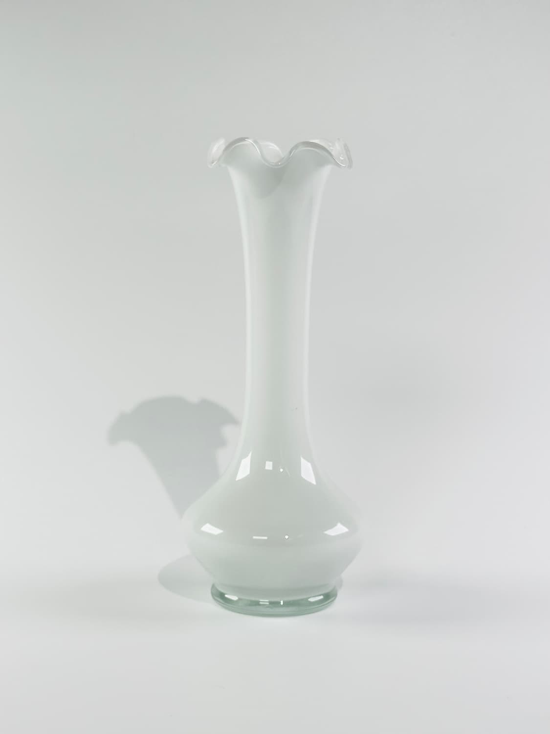 일본 빈티지 핸드블로운 화이트 러플 화병 상품이미지3