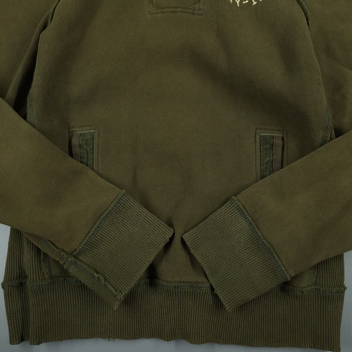 아베크롬비 피치 카키 데미지드 A92 반집업 머슬핏 맨투맨 티셔츠 L 상품이미지6