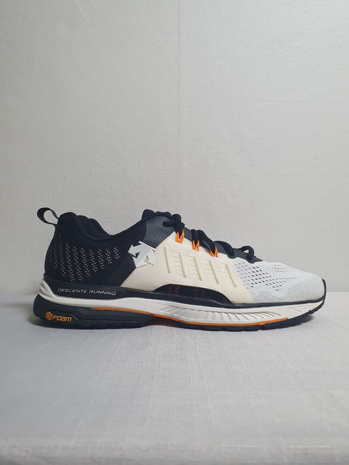 데상트 토닉 3.0 러닝화 화이트 블랙 오렌지 280mm 상품이미지2