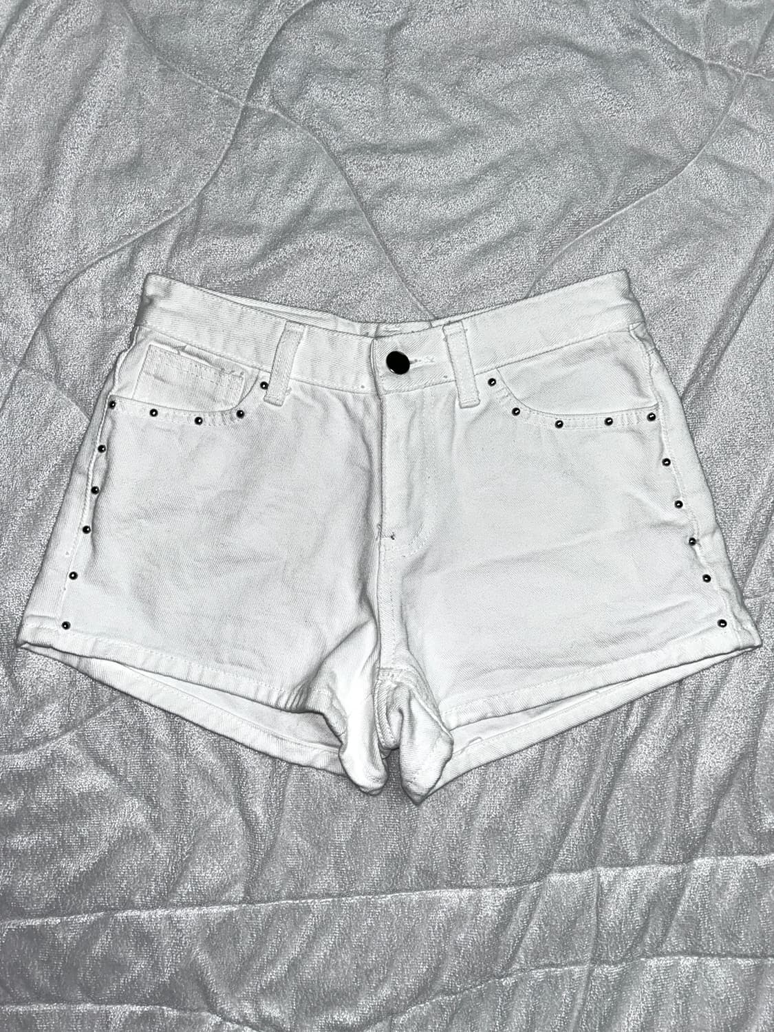 y2k 화이트 메탈 스터드 장식 로우라이즈 코튼 숏팬츠 상품이미지1