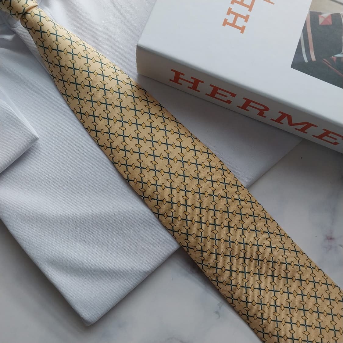 에르메스 실크 옐로 기하 패턴 넥타이 9.4cm A등급 K1467
 상품이미지7