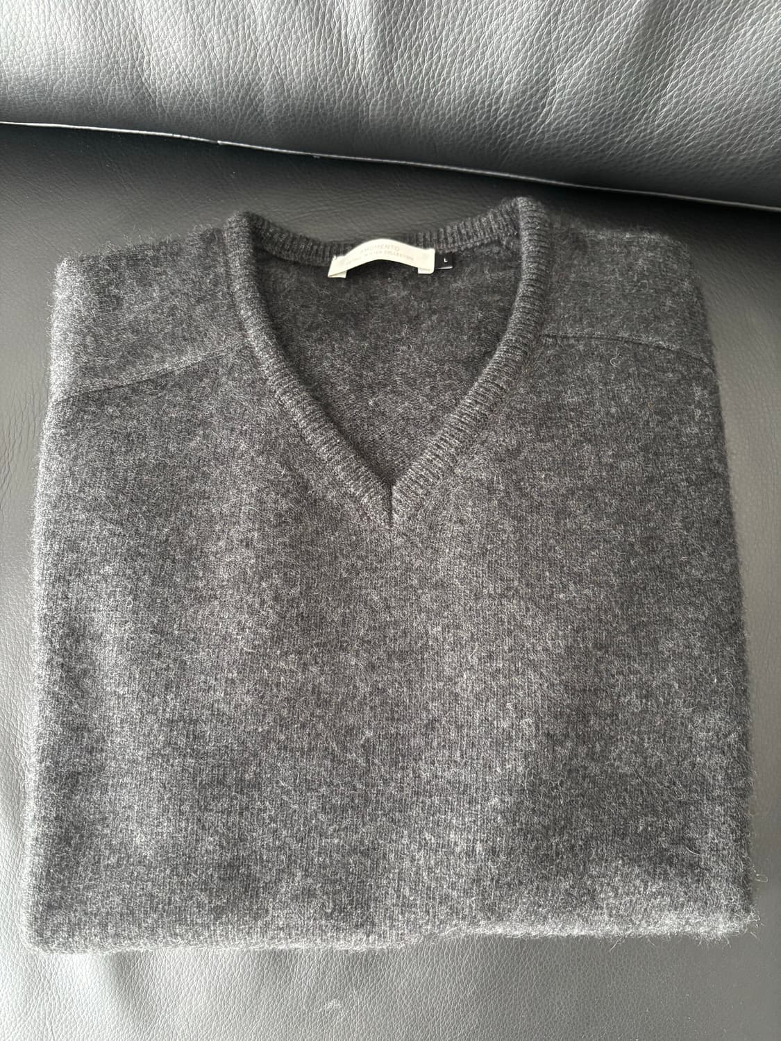 (L) 아모멘토 라쿤 브이넥 니트 다크 브라운 상품이미지1