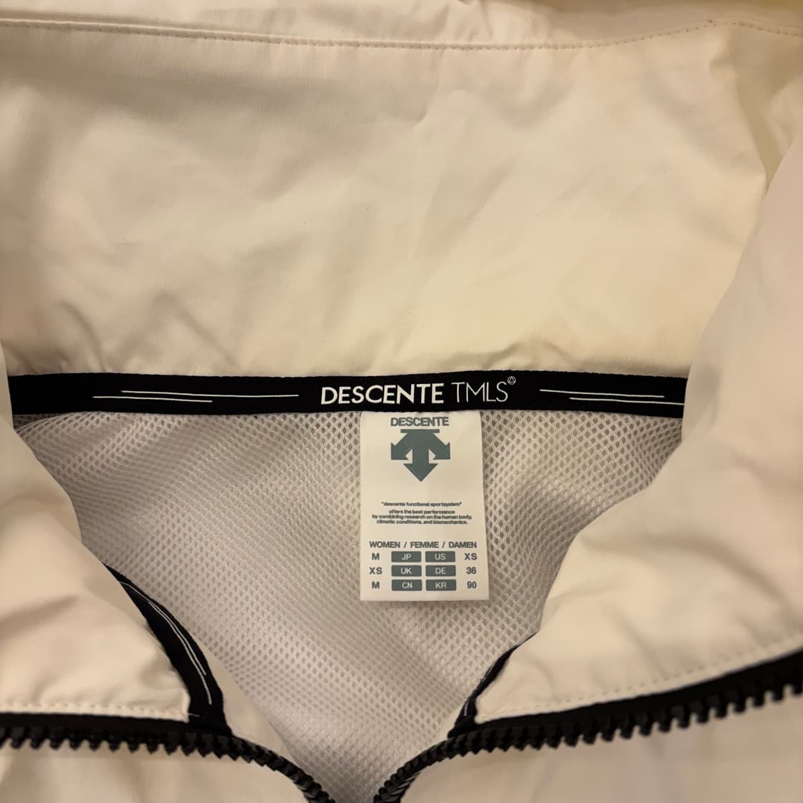 데상트 투톤 바람막이 상품이미지3