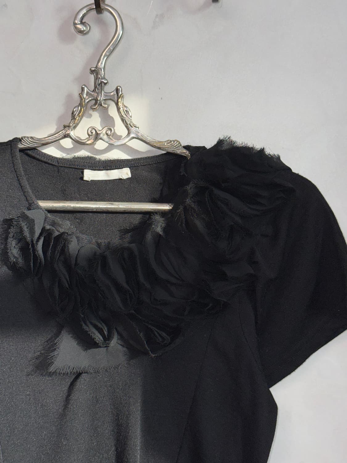 Black draped ruffle flower half t 상품이미지3