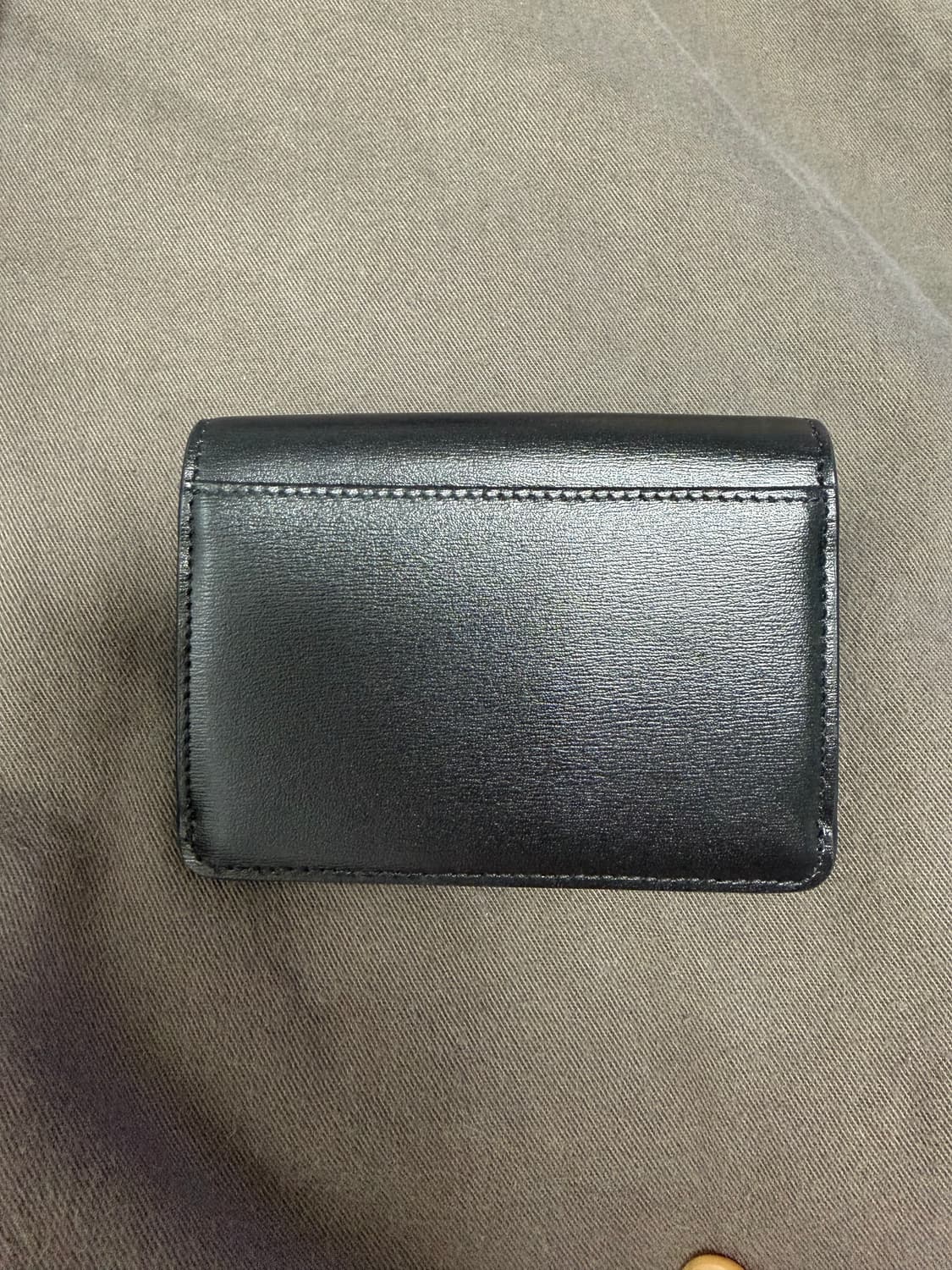 셀린느 트리오페 샤이니 카프스킨 홀더 카드지갑 상품이미지3