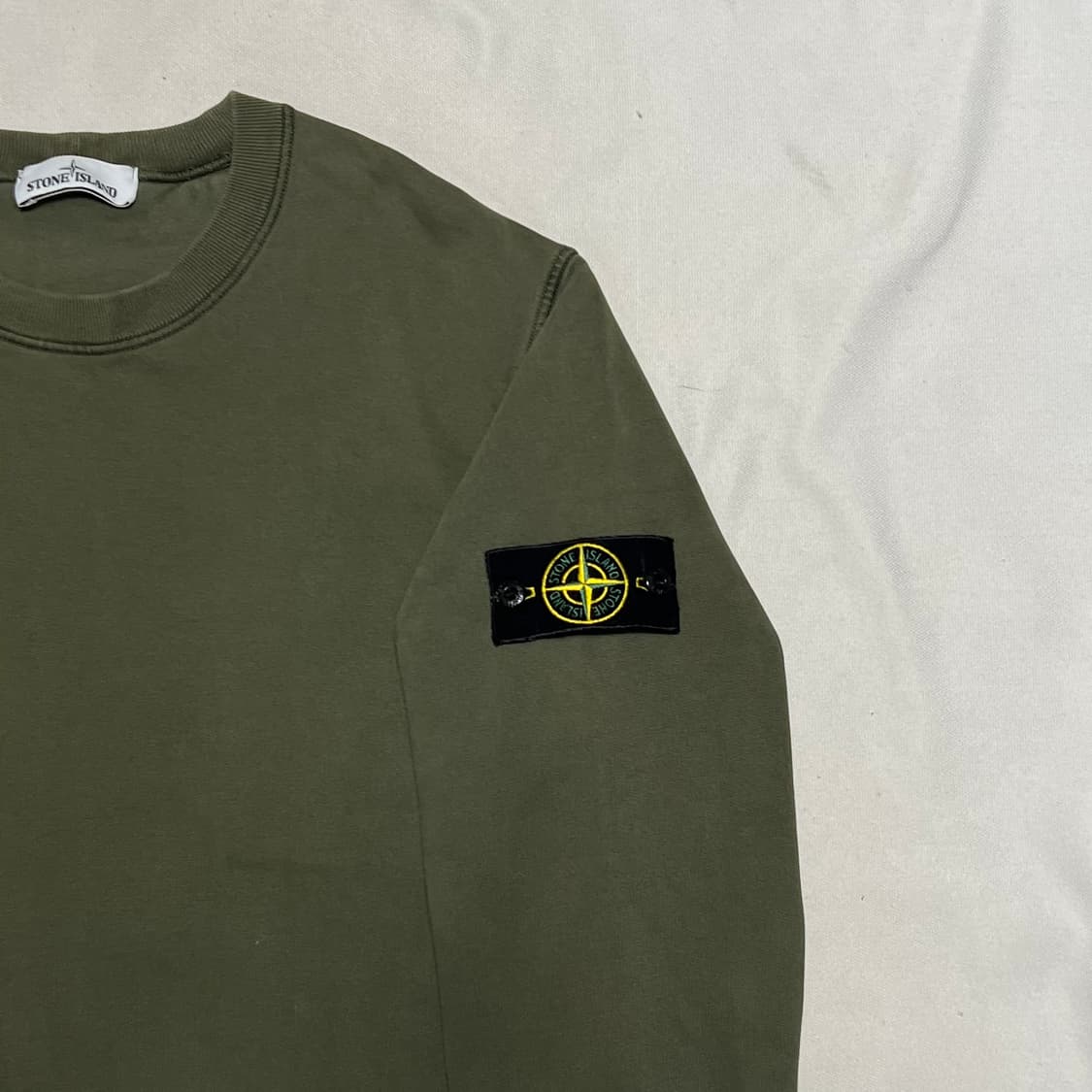 XL 스톤아일랜드 와펜 패치 카키 맨투맨 상품이미지1