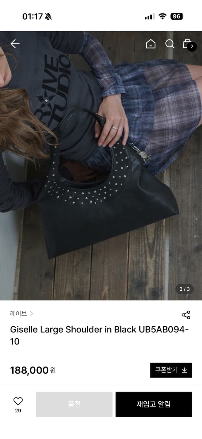 (유튜버 현진님 착용)레이브 스터드 지젤 숄더백 라지 상품이미지4