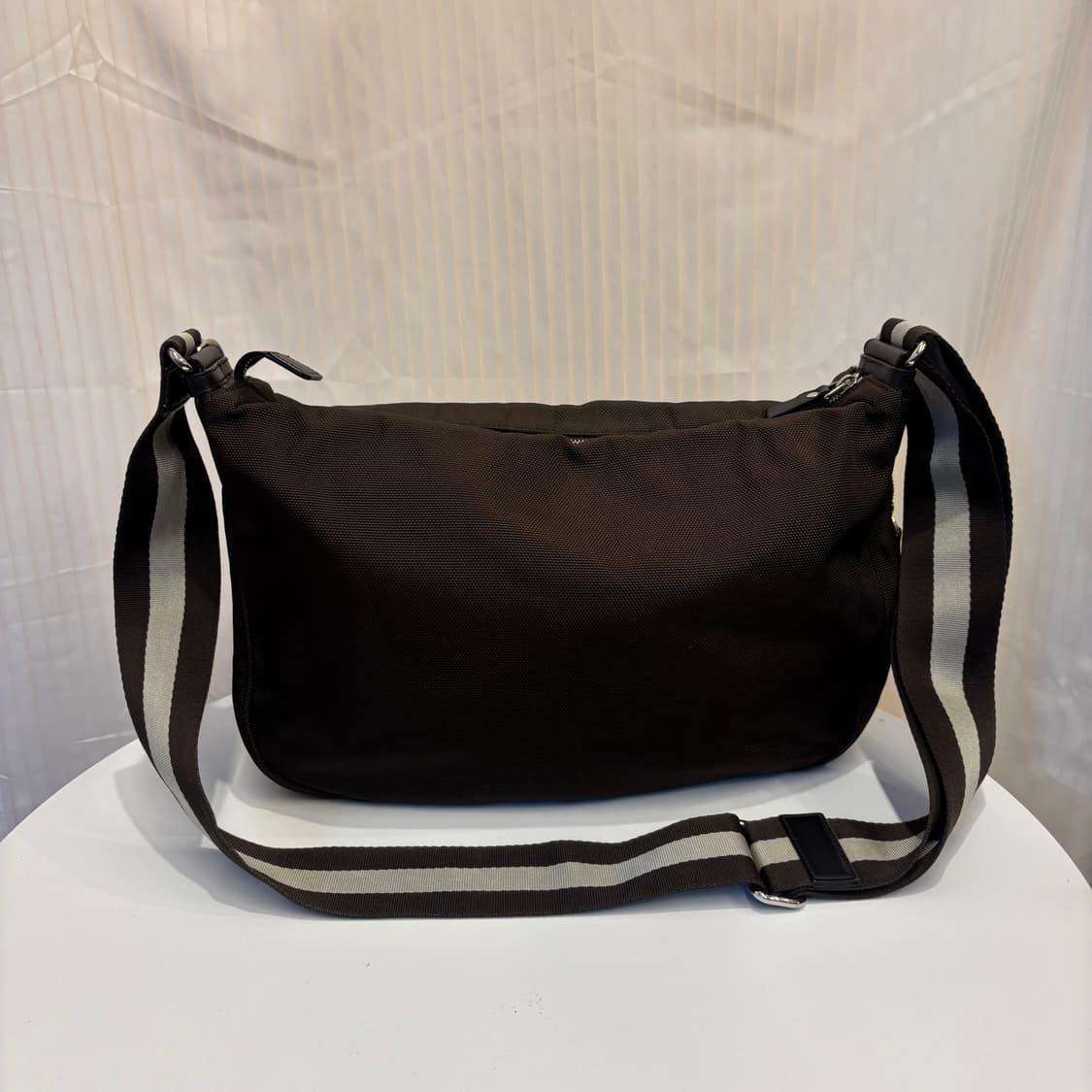 정품 발리 브라운 삼선 크로스백     상품이미지4