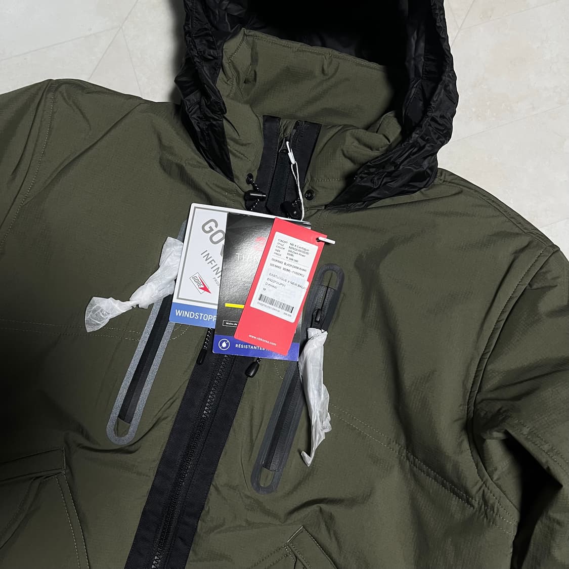 새상품(M)이스트로그x뉴발란스 패디드 파라트루퍼 점퍼 카키 상품이미지3