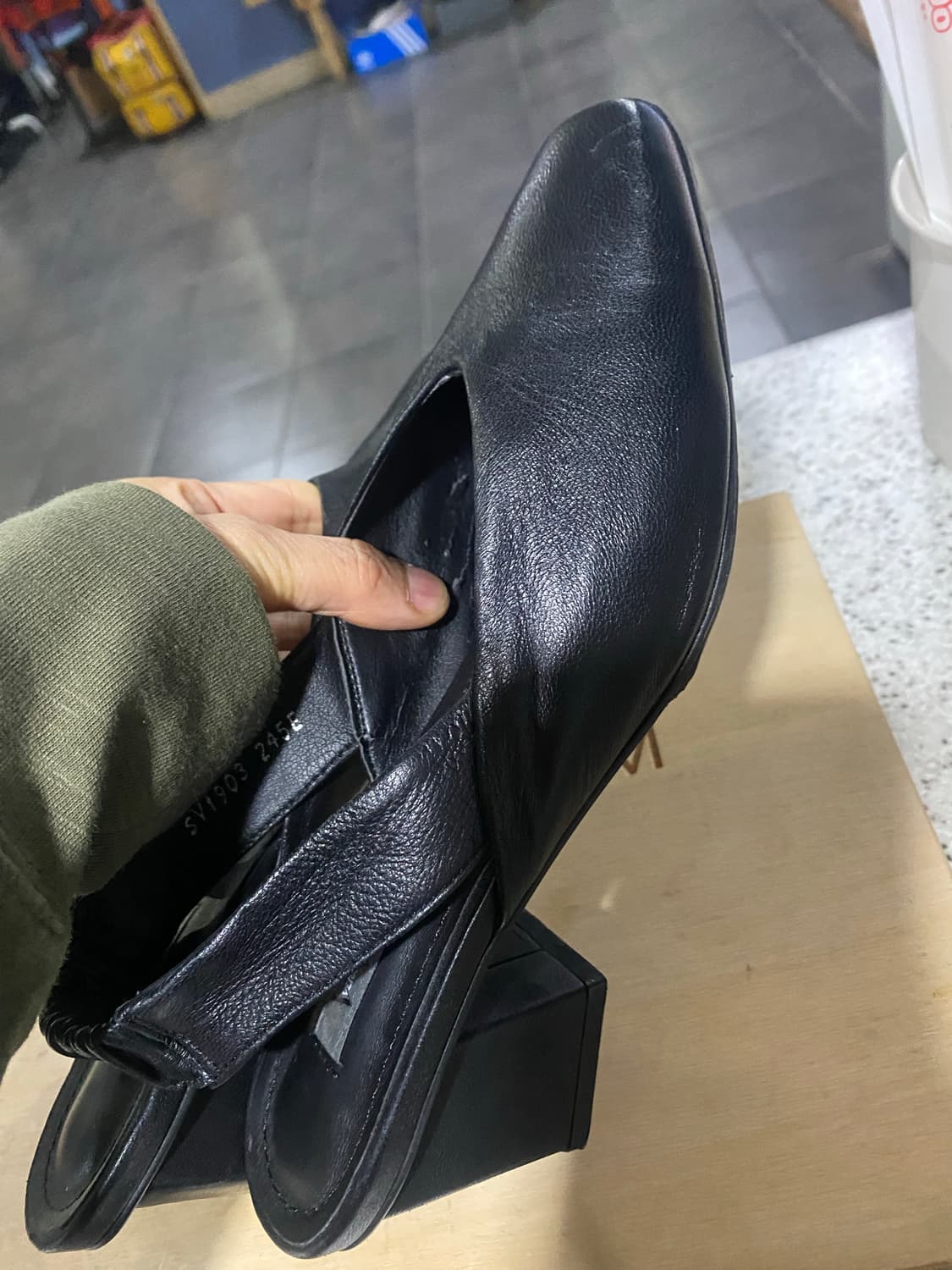 베라왕 블랙 가죽 슬링백 245mm 상품이미지4