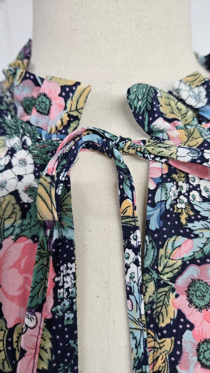 앤아더스토리즈 플라워 프릴블라우스 상품이미지5