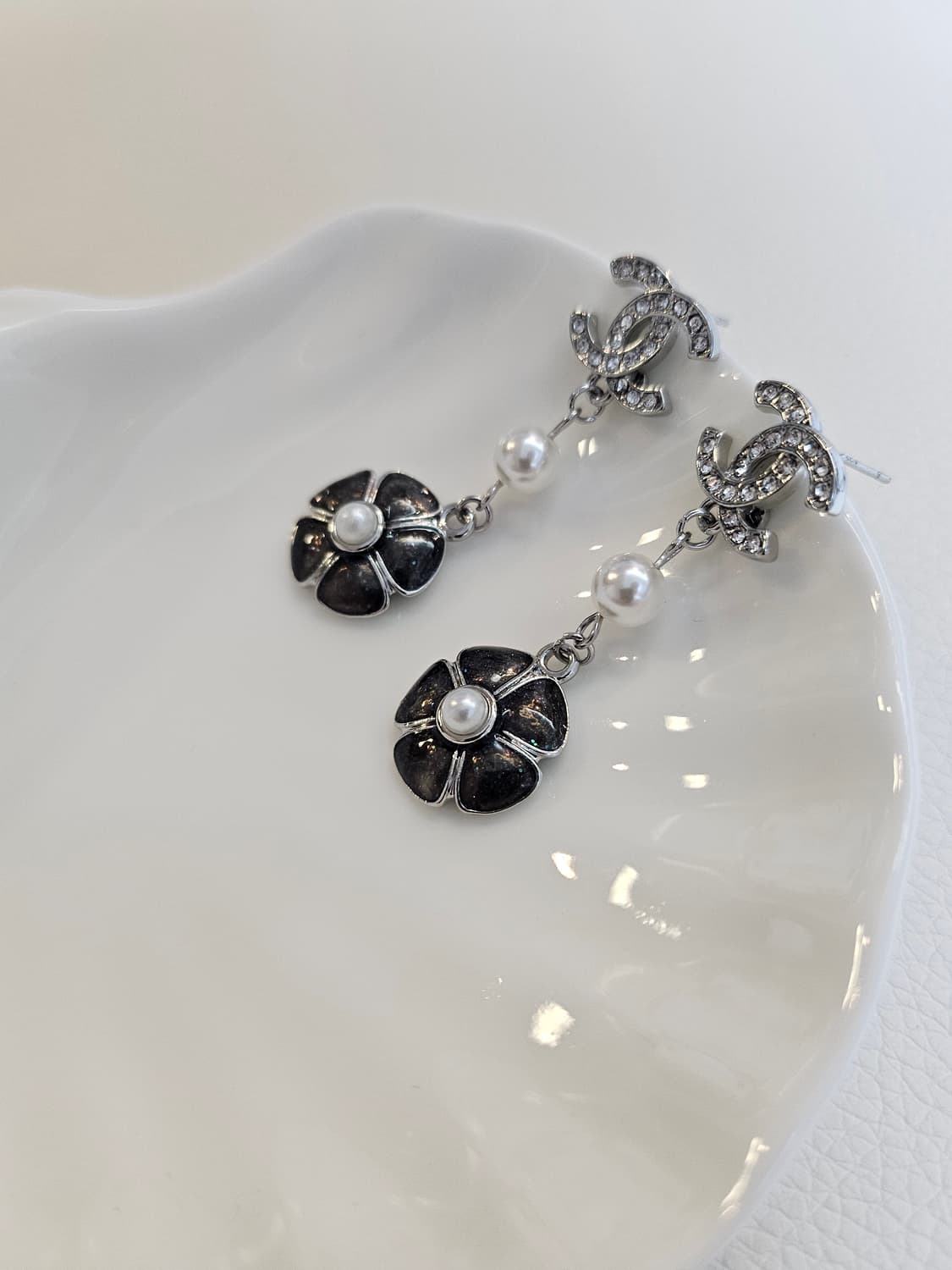 샤넬 펄블랙플라워 큐빅CC 드롭귀걸이  업사이클링 상품이미지3