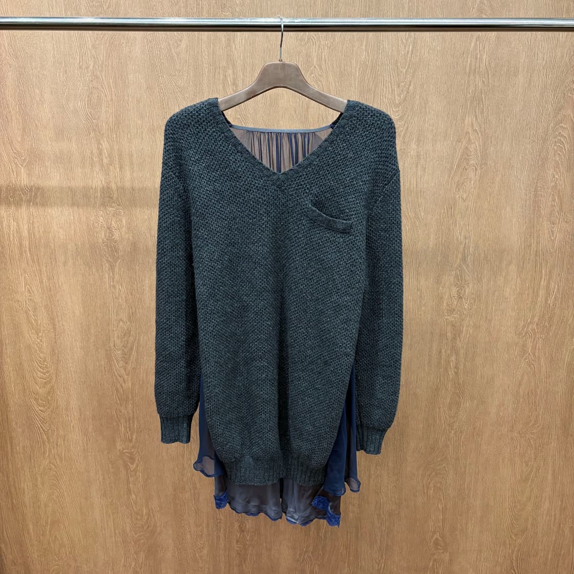 사카이 브이넥 울 롱 긴팔 니트 실크 쉬폰 레이어링 디테일 차콜 네이비 상품이미지2