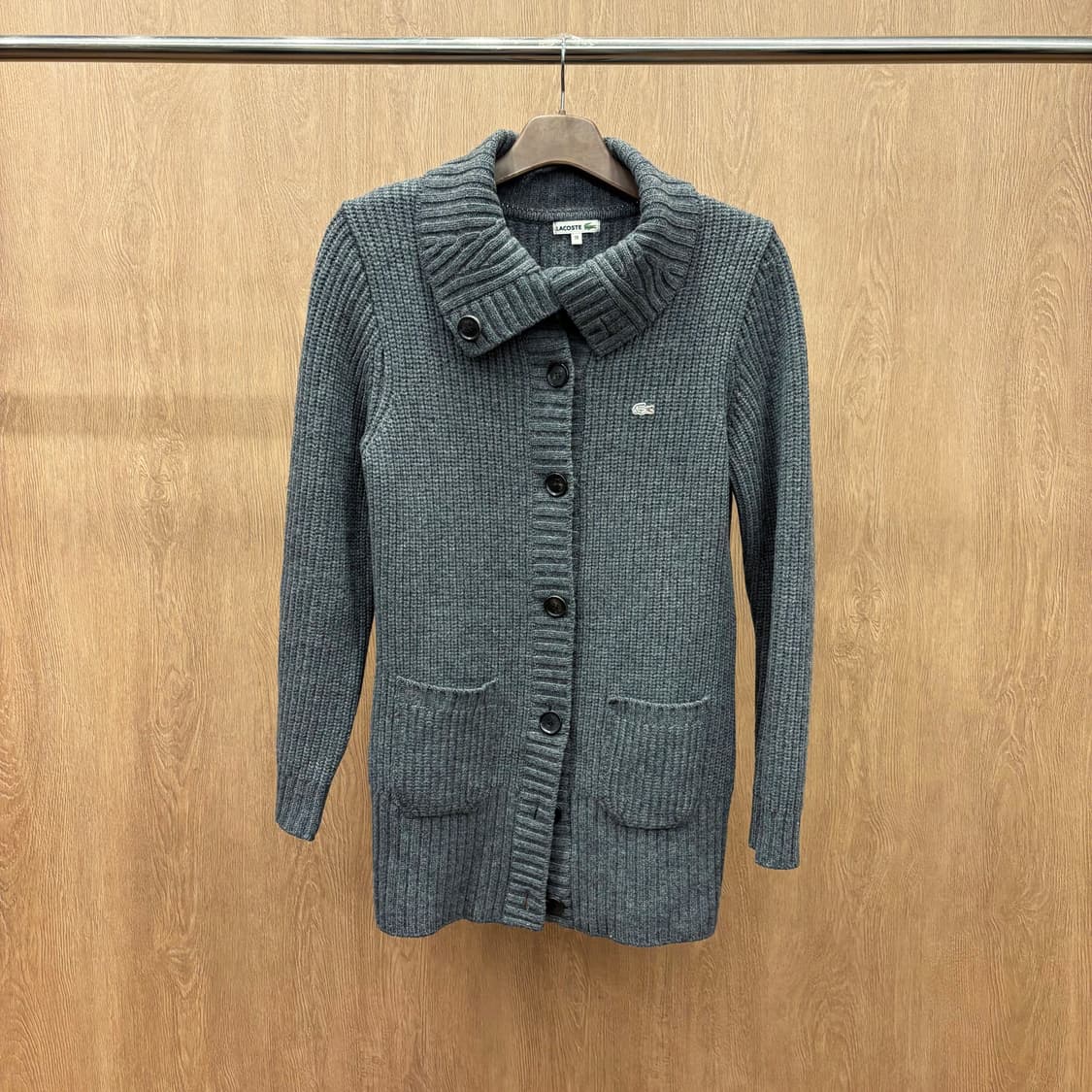 라코스테 하이넥 울 니트 가디건 배색 버튼 로고 자수 디테일 다크 그레이 상품이미지2
