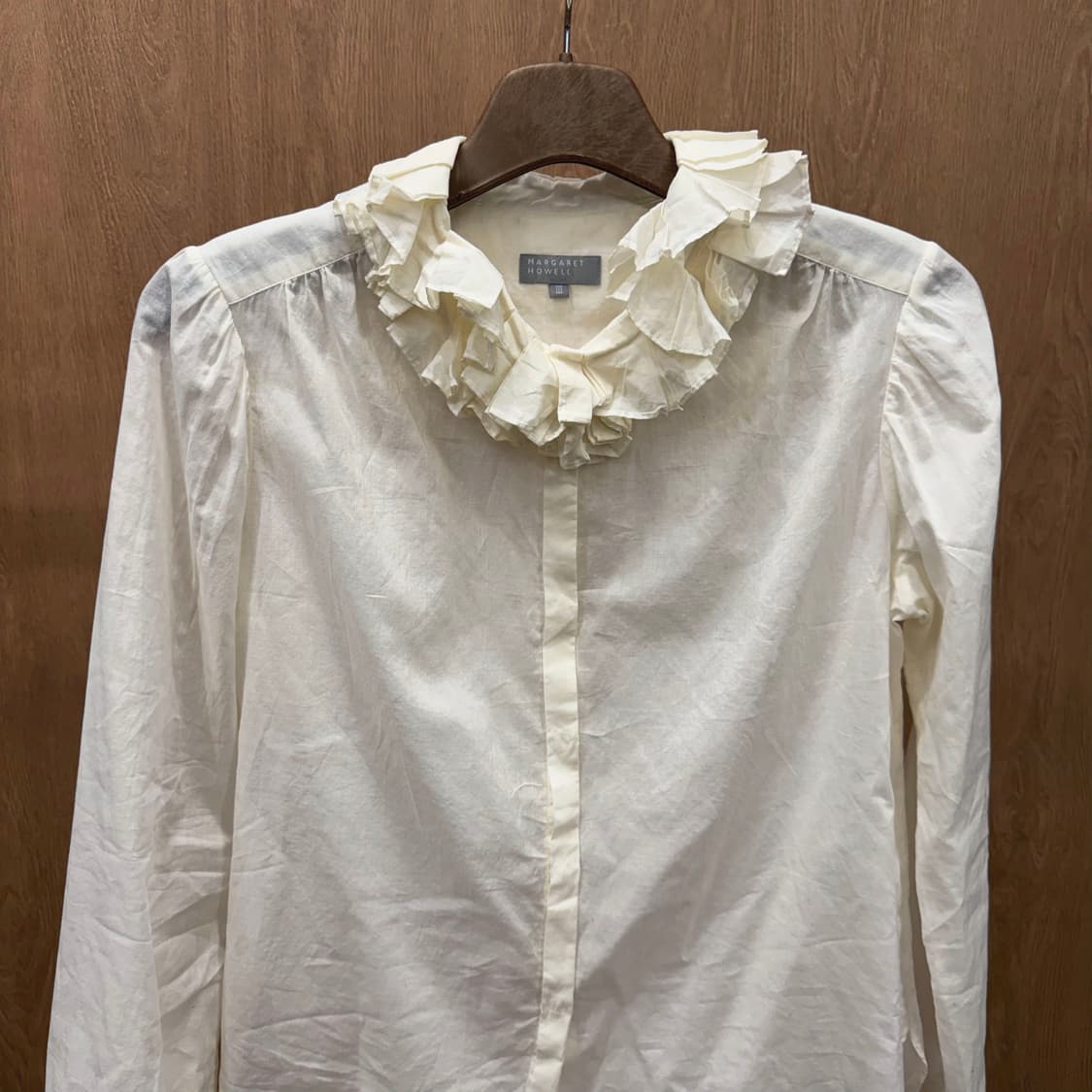 마가렛호웰 블라우스 더블 레이어드 러플 넥 히든 버튼업 디테일 아이보리 상품이미지4