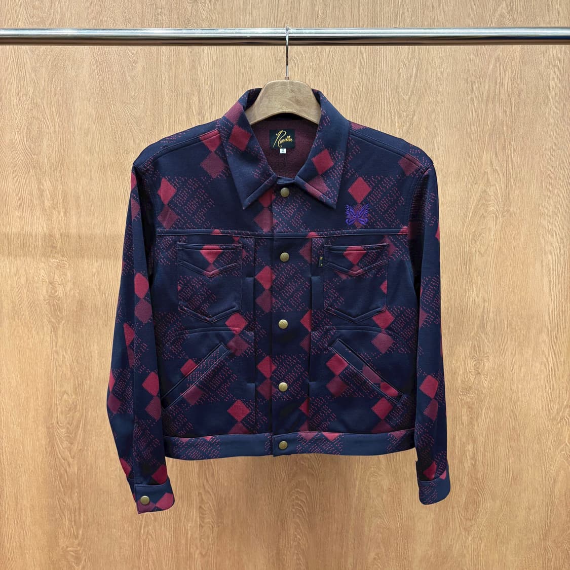니들스 트러커 자켓 체크 자가드 패턴 레드 나비 자수 디테일 네이비 상품이미지2