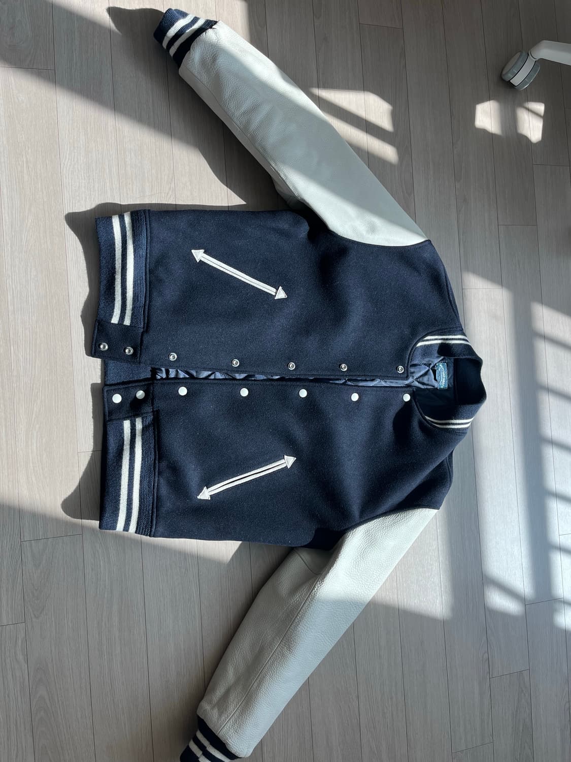 아웃스탠딩 바시티 자켓 팝니다. 상품이미지1