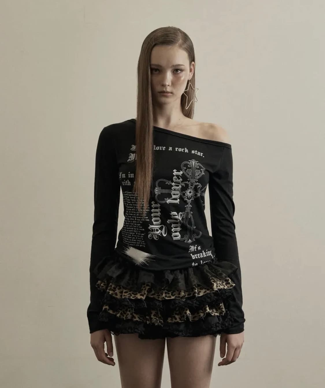 일리오 블랙 러버 원 숄더 롱슬리브 상품이미지1