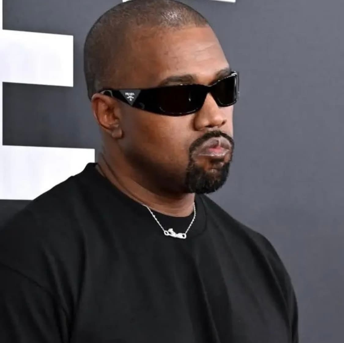 칸예 프라다 심볼 선글라스  상품이미지2