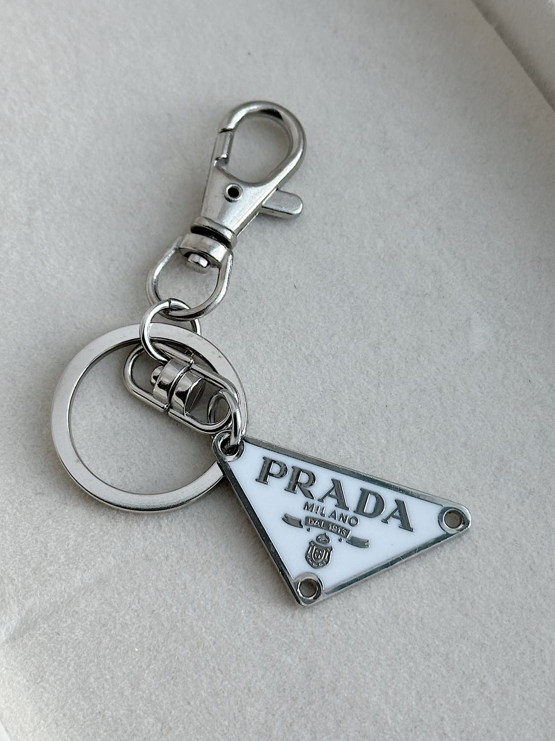 프라다 화이트 삼각 팬던트 키링 상품이미지1