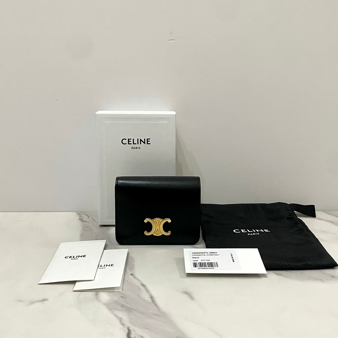 셀린느 트리옹프 카프스킨 컴팩트 월렛 여성 반지갑 블랙 상품이미지1