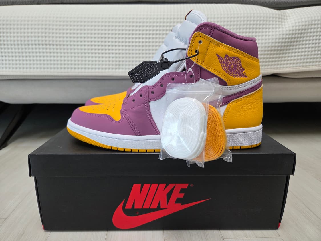 조던 1 레트로 하이 OG 유니버시티 골드 [280,새상품]  상품이미지3