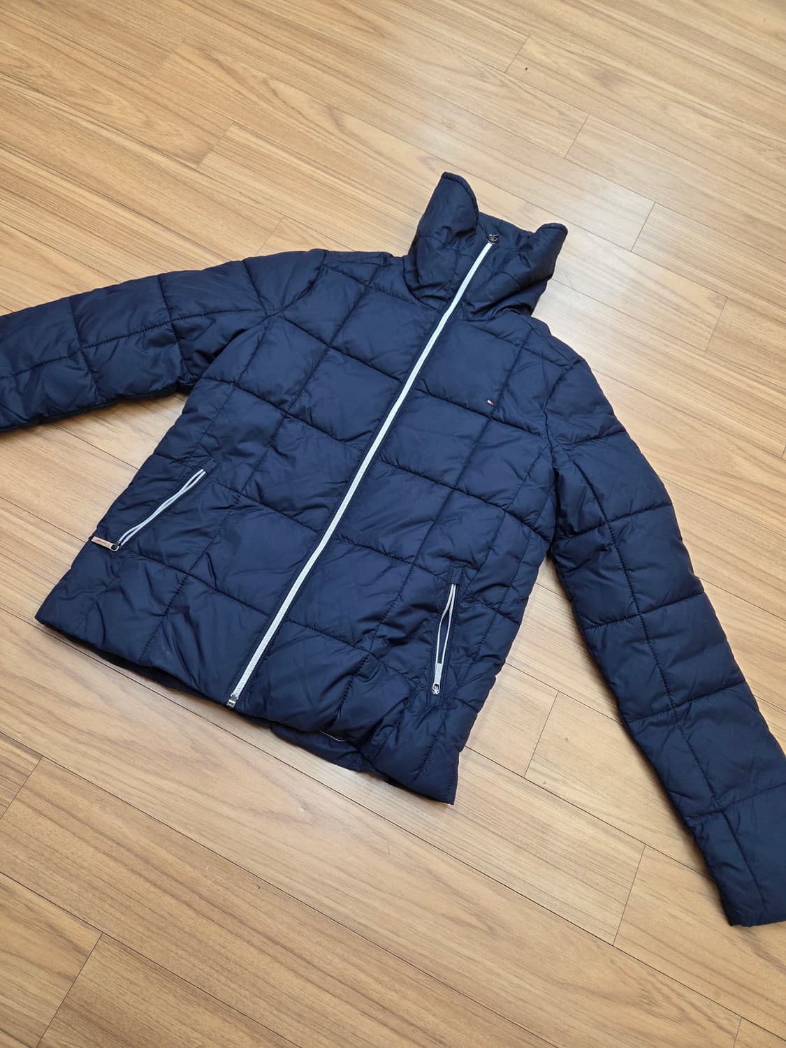 타미힐피거 여성 퀼팅 패딩 네이비 색상입니다. 사이즈는 164로, 마른  상품이미지1