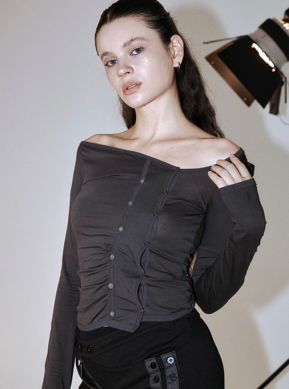 (새상품, 택O) 플리즈노팔로우 언발 버튼 롱슬리브 탑 차콜 상품이미지2