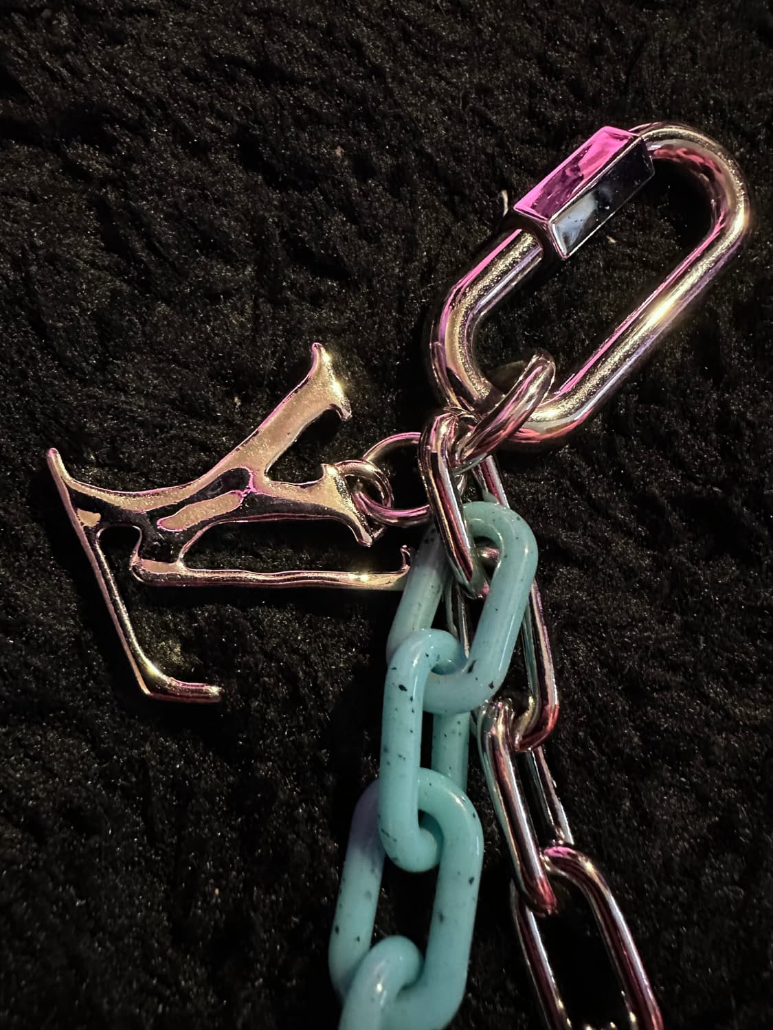 루이비통 체인 LV 쉐이프 백 참 키 홀더 상품이미지4