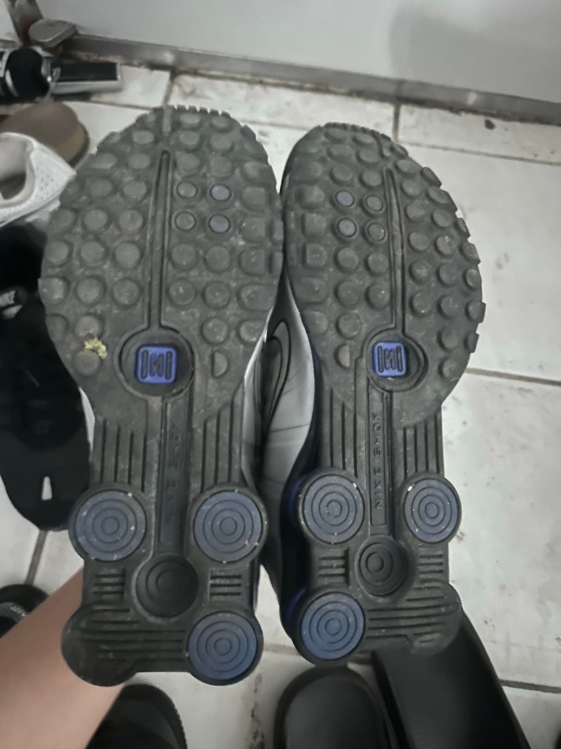 나이키 샥스 R4 메탈릭 실버 앤 블랙 상품이미지3