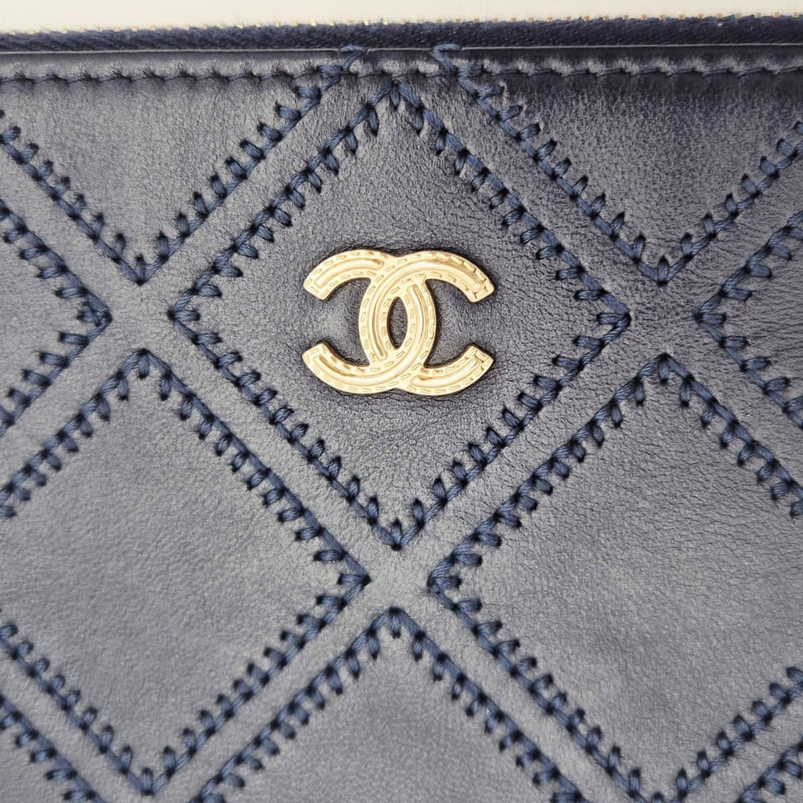 샤넬 클래식 테슬 퀼팅 클러치
네이비 금장 A82708
 상품이미지6