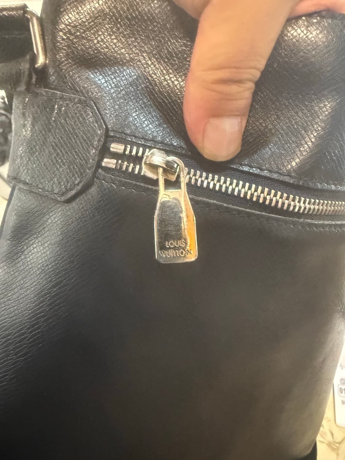 정품 루이비통 타이가 사샤 메신저백 팝니다 상품이미지10