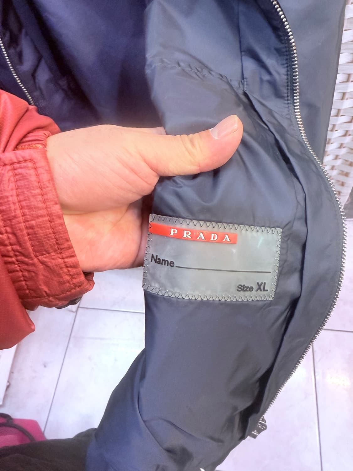 105 정품 프라다 삼각로고 후드바람막이 팝니다 상품이미지4