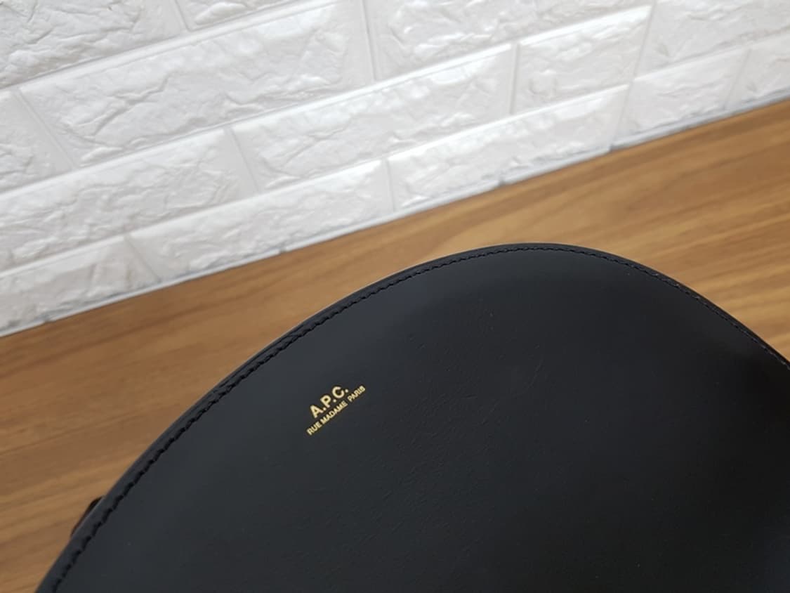 아페쎄(A.P.C.) 데미룬 하프문 레더 크로스백 상품이미지6