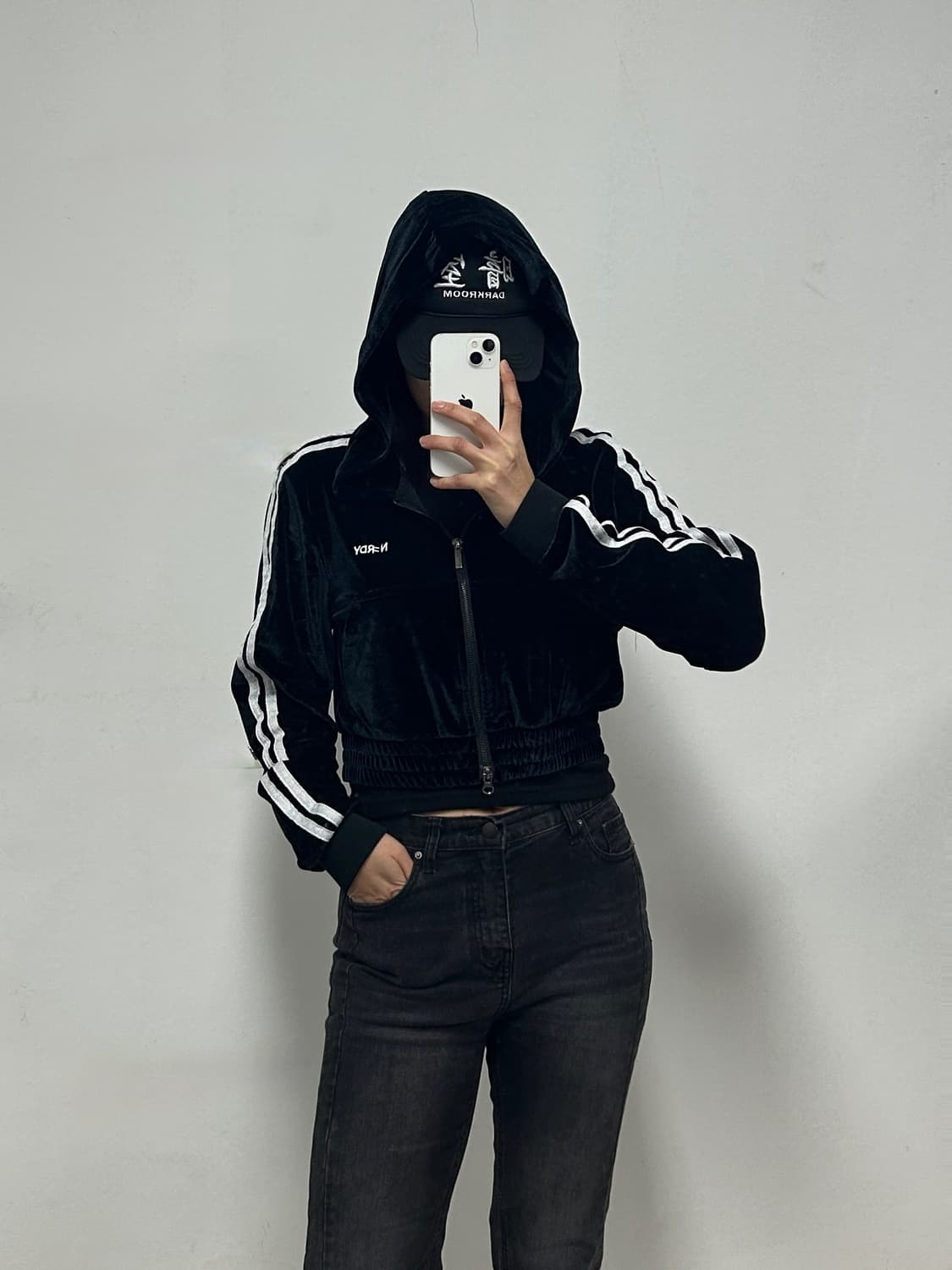 엔디와이 널디 자수로고 벨벳 크롭 후드집업 블랙 상품이미지2