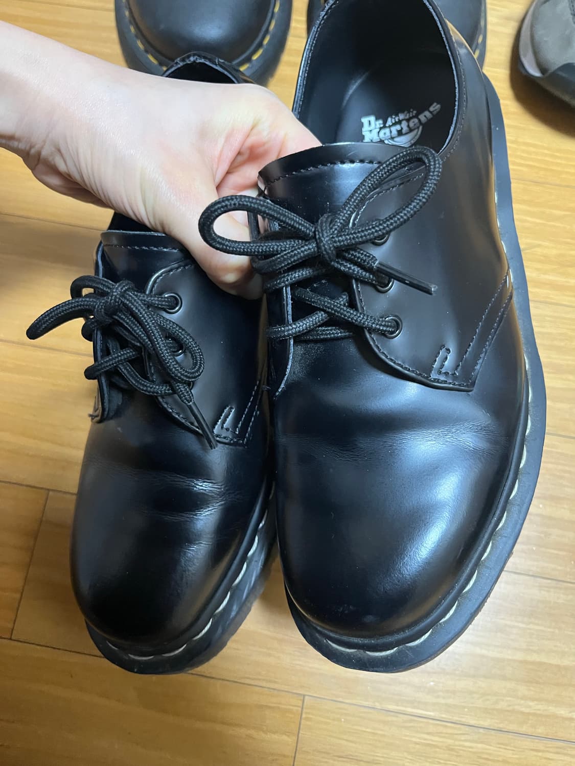 닥터마틴 1461 화이트 스티치 240 상품이미지1
