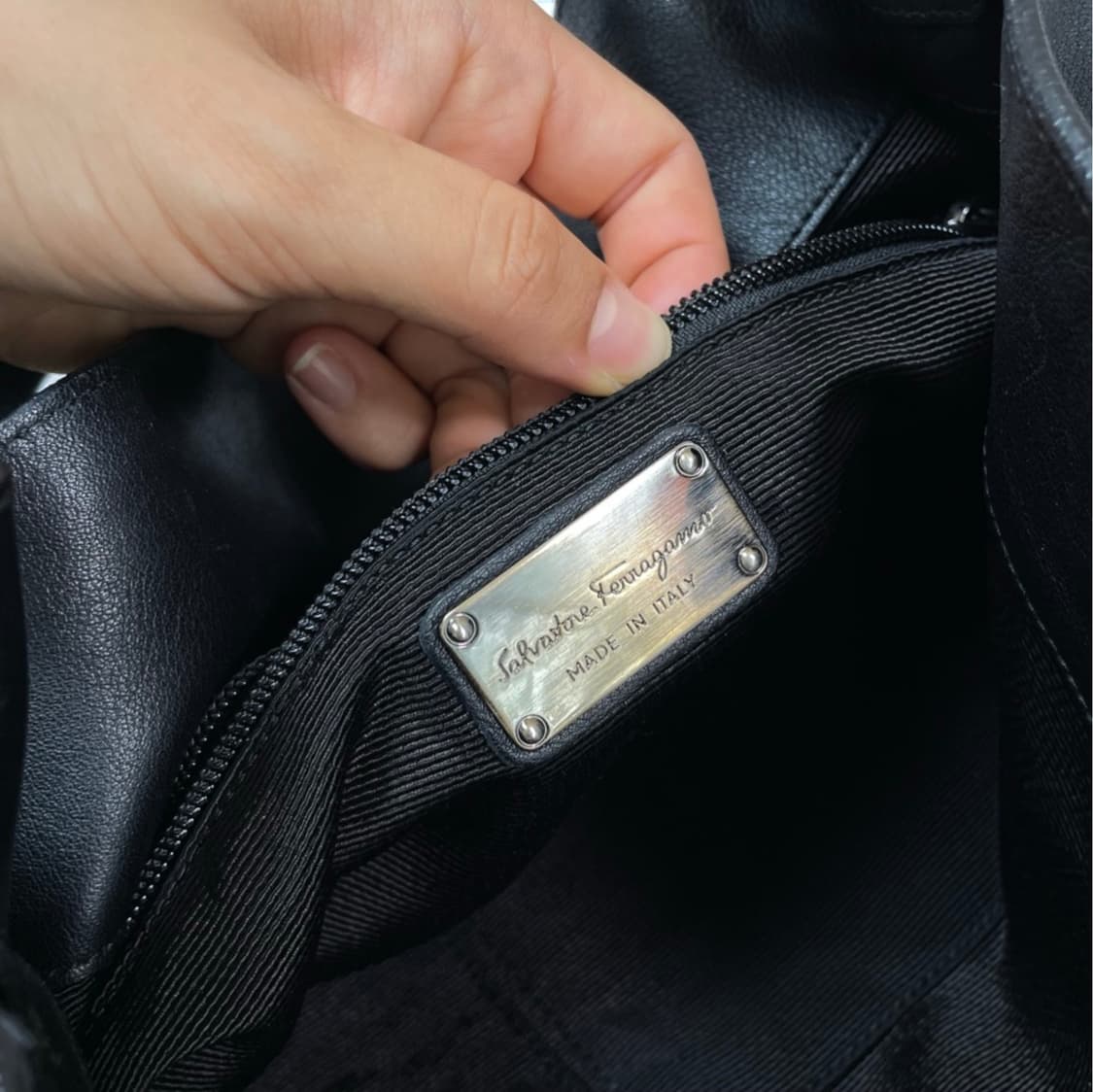 살바토레페라가모 블랙 빈티지 레더 토트백 숄더백 상품이미지8