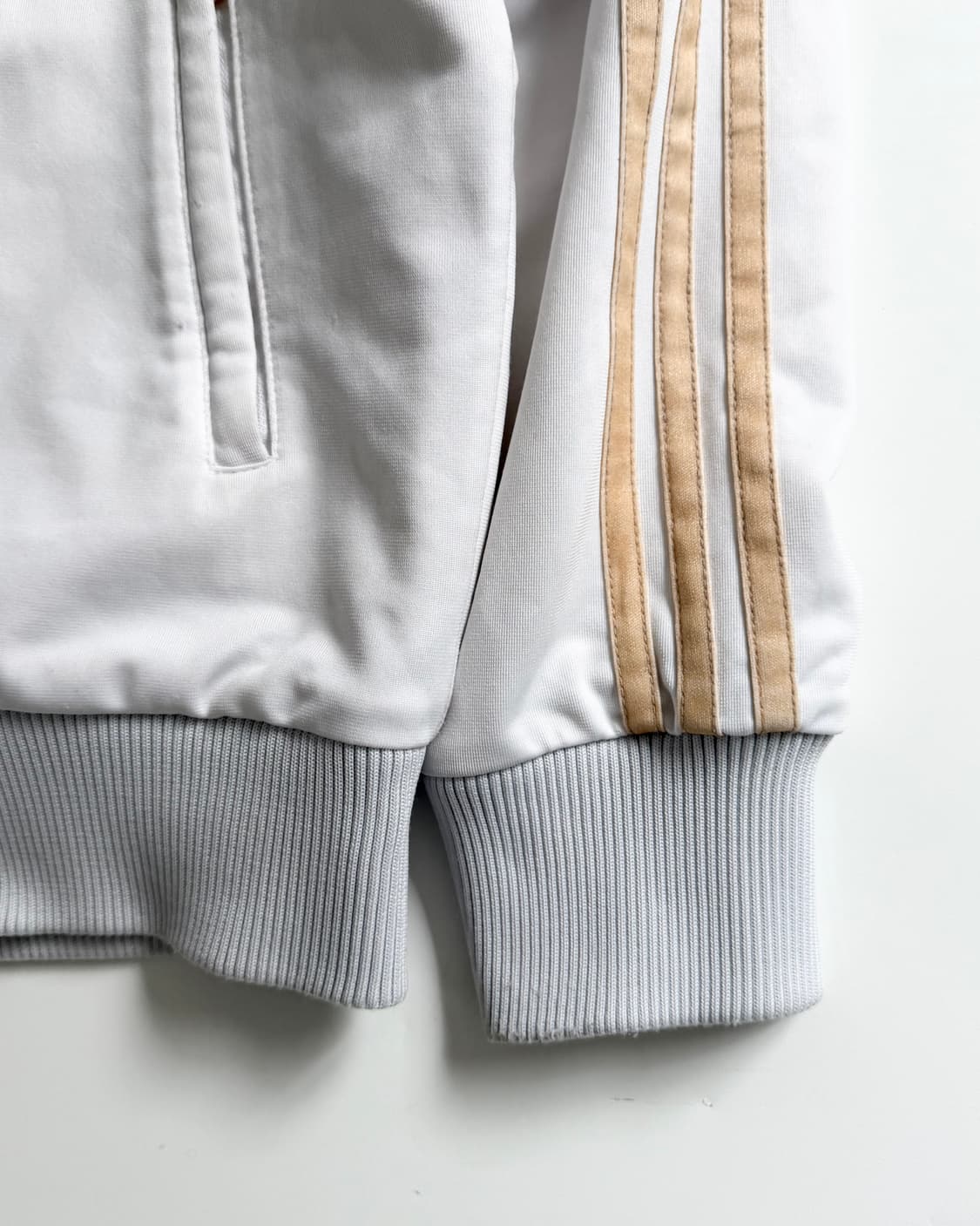 Adidas 아디다스 화이트/베이지골드 레터링로고 패디드 자켓 상품이미지9