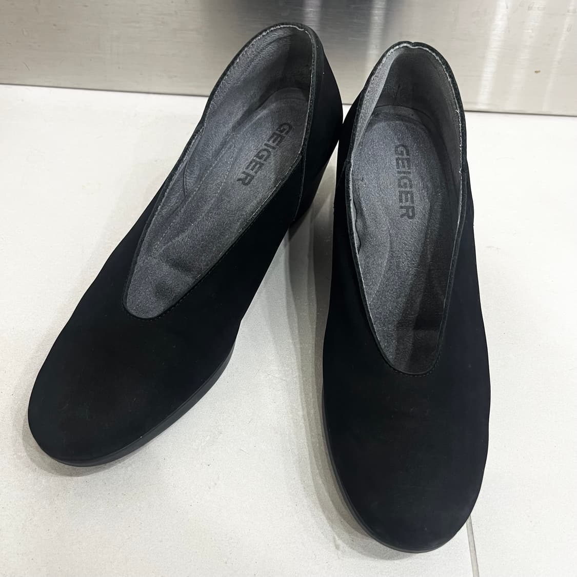 [240] 가이거 소가죽 스웨이드 펌프스 힐 상품이미지2