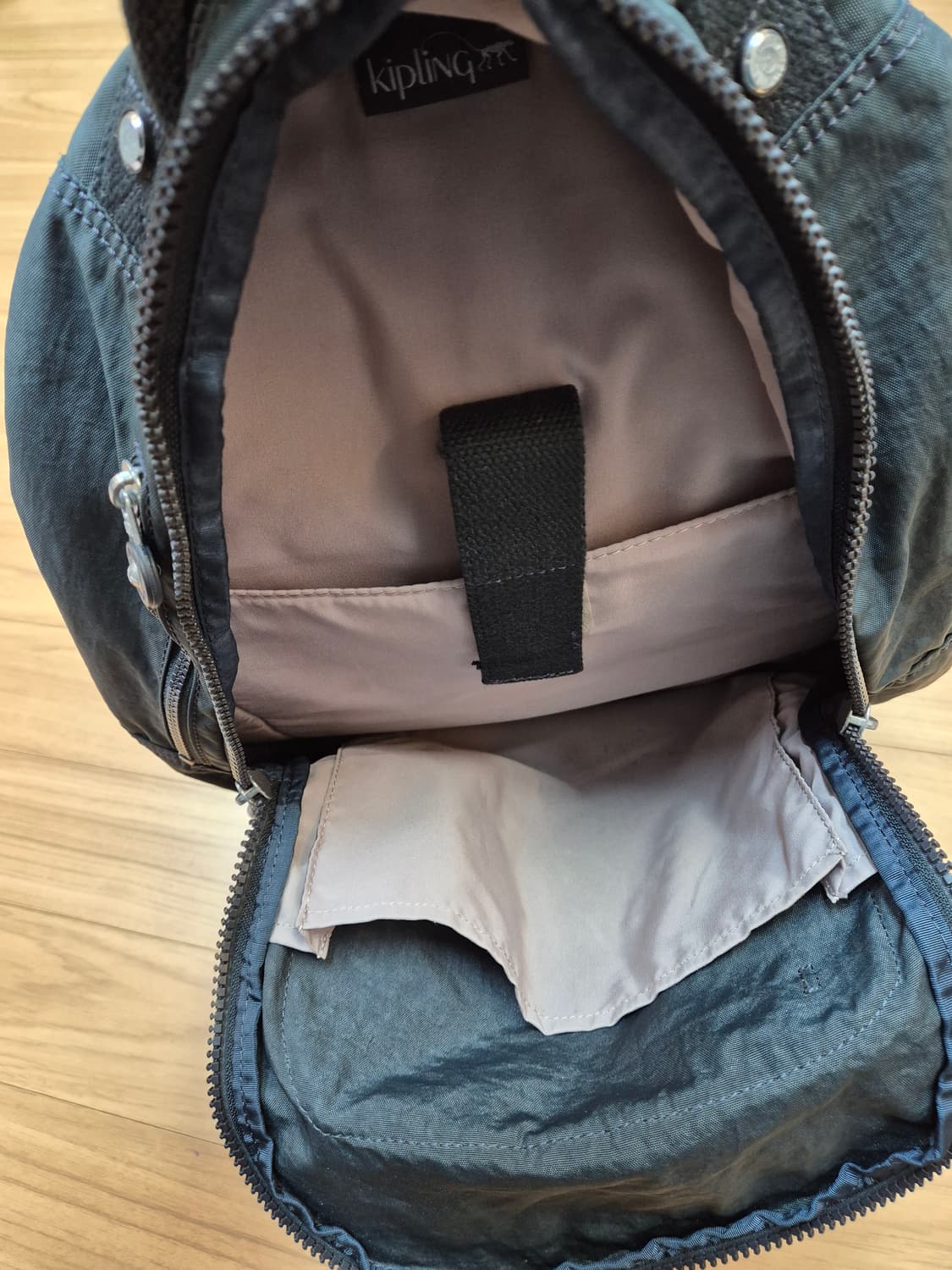 키플링 백팩 판매합니다. 수납공간이 넉넉해서 이것저것 많이 넣고 다니기  상품이미지3