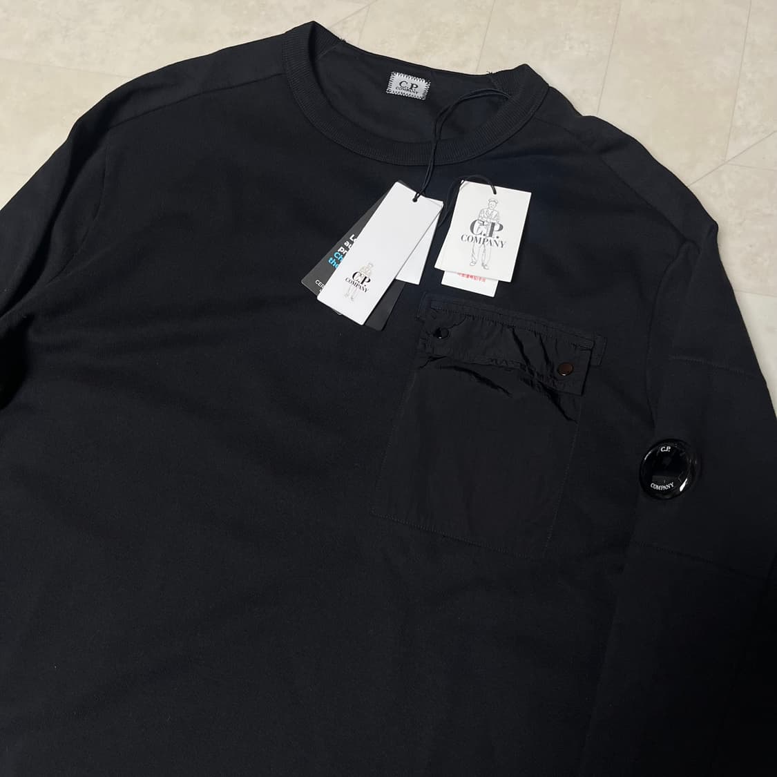 새상품(XL)씨피컴퍼니 CP컴퍼니 렌즈 와펜 맨투맨 블랙 상품이미지1