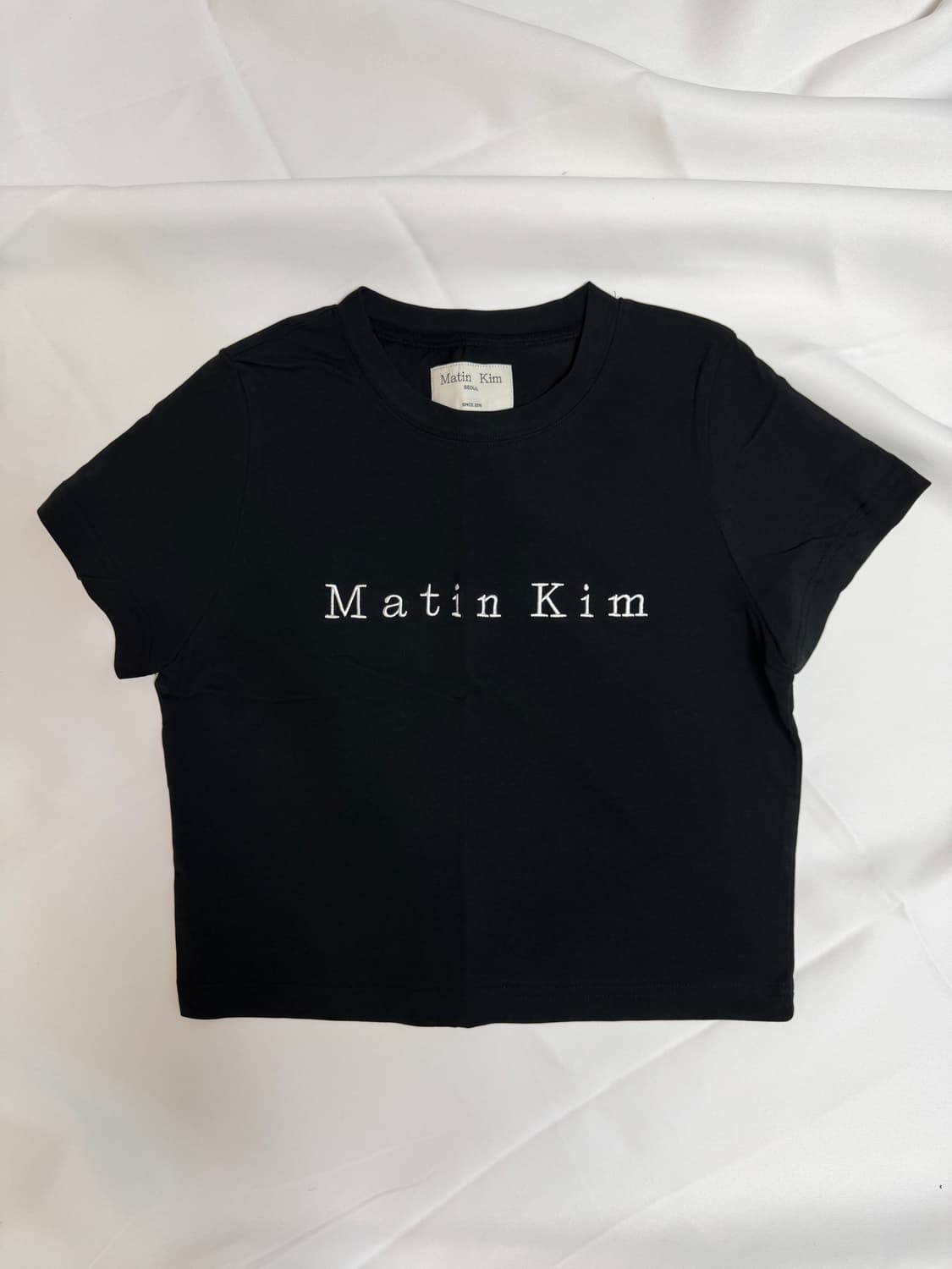 마뗑킴) 마뗑 자수 크롭 티셔츠 상품이미지1