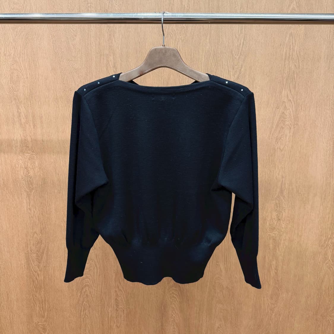 꾸레쥬 라운드넥 울 니트 큐빅 로고 장식 넥라인 디테일 루즈핏 블랙 상품이미지3