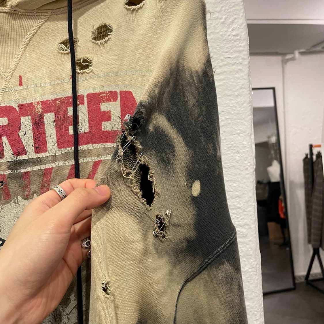 알썰틴(R13) 디스트레스드 오버사이즈 후드티셔츠 상품이미지3