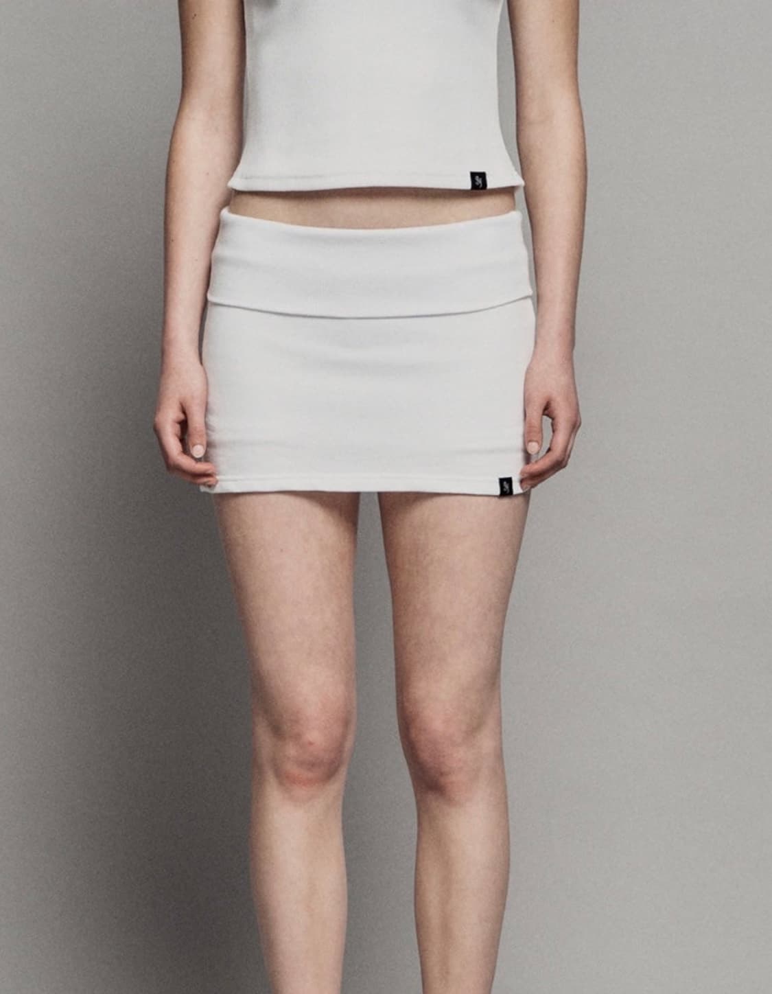 택o)시너진 플레어 피그먼트 폴드 미니 스커트 화이트 상품이미지1