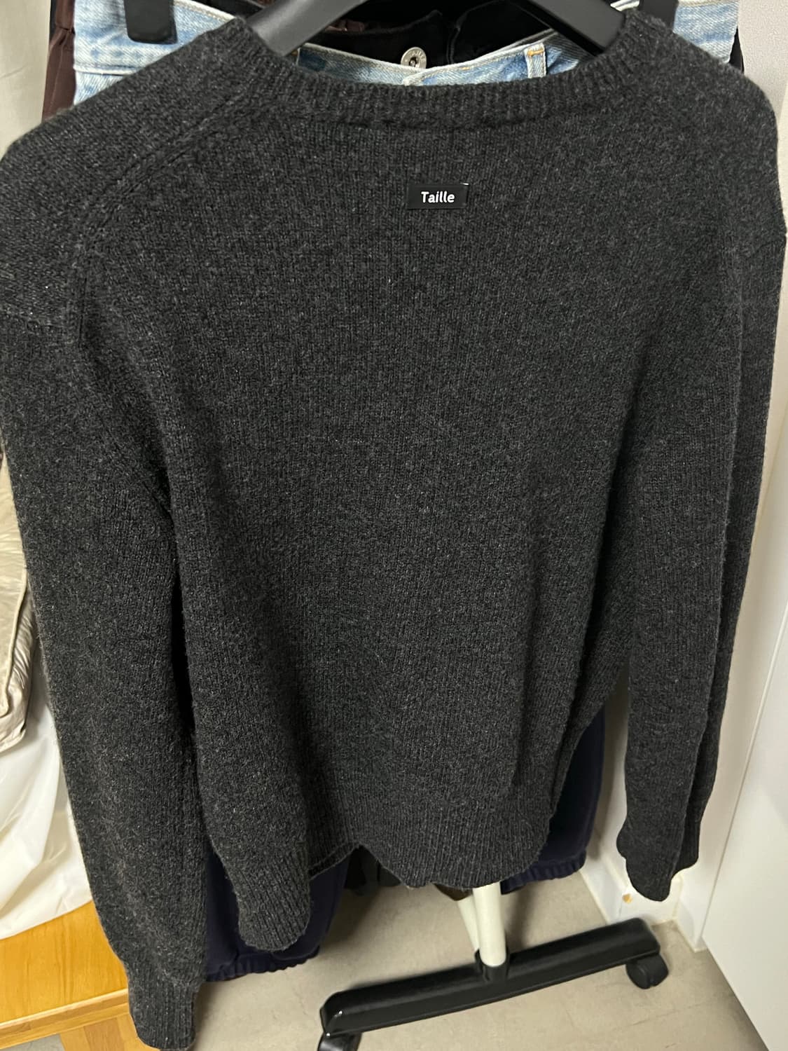 [1] 타일레 PARMA WOOL V-NECK SWEATER - 차콜 상품이미지3