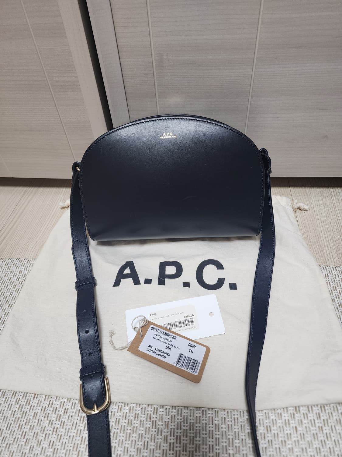 (정품) 아페쎄 하프문백 크로스 가방 다크네이비 a.p.c 상품이미지2