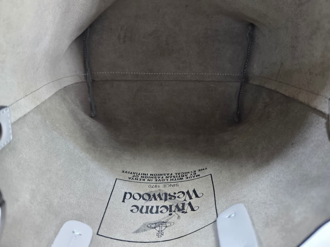 비비안웨스트우드 스튜디오 소가죽 쇼퍼 토트백 크로스백 그레이
 상품이미지9