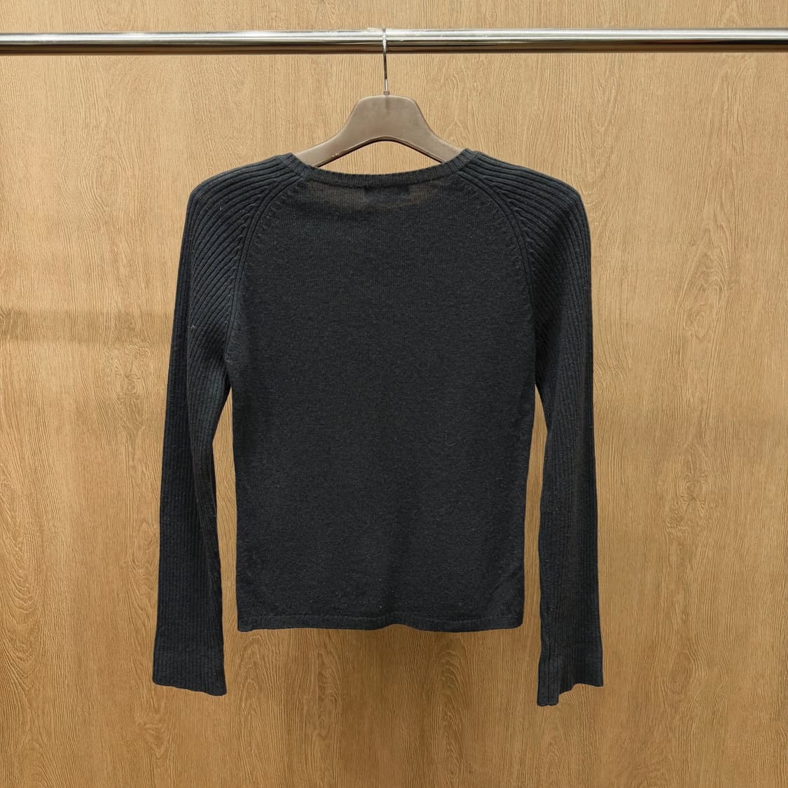 시스템 라운드넥 슬림핏 긴팔 울 니트 심플 솔리드 립 슬리브 디테일 차콜 상품이미지3